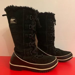 Woman’s SOREL Winter BOOTS In A Size 8 US